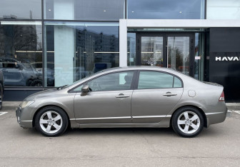 Подержанный автомобиль Honda Civic Sedan 2008 года (8 фото)