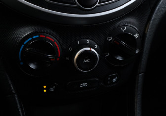 Подержанный автомобиль Hyundai Solaris Hatchback 2012 года (16 фото)