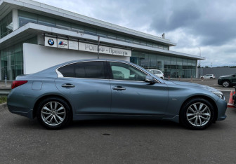 Подержанный автомобиль Infiniti Q50 2017 года (4 фото)