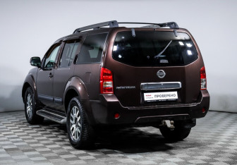 Подержанный автомобиль Nissan Pathfinder 2010 года (7 фото)