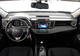 Подержанный автомобиль Toyota RAV4 2016 года (14 фото)