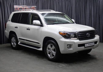 Подержанный автомобиль Toyota Land Cruiser Suv 2015 года (3 фото)