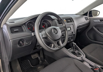 Подержанный автомобиль Volkswagen Jetta Sedan 2015 года (15 фото)