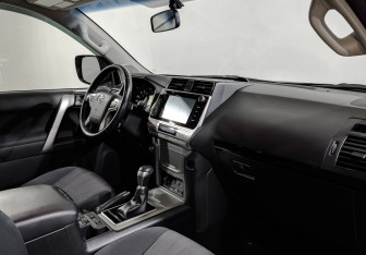 Подержанный автомобиль Toyota Land Cruiser Prado 2019 года (13 фото)