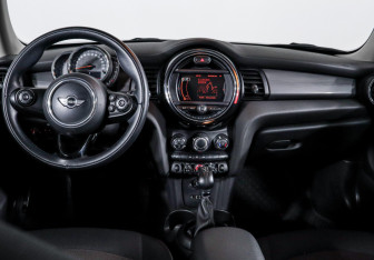 Подержанный автомобиль MINI Hatch 2017 года (13 фото)