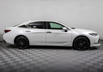Подержанный автомобиль Toyota Avalon 2022 года (4 фото)