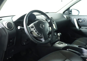 Подержанный автомобиль Nissan Qashqai 2008 года (13 фото)