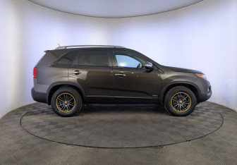 Подержанный автомобиль Kia Sorento 2011 года (4 фото)