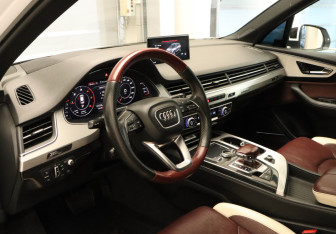 Подержанный автомобиль Audi Q7 2016 года (7 фото)