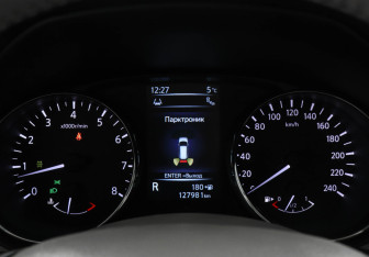 Подержанный автомобиль Nissan X-Trail 2017 года (11 фото)