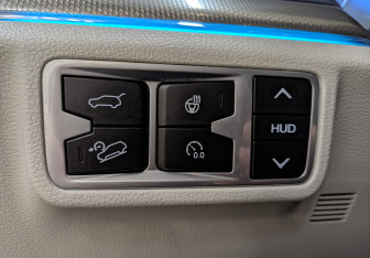 Подержанный автомобиль Hongqi HS5 2024 года (27 фото)