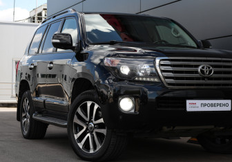 Подержанный автомобиль Toyota Land Cruiser Suv 2013 года (19 фото)