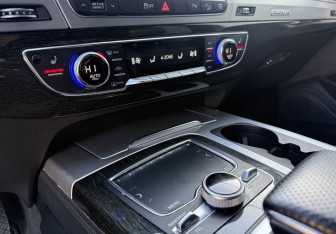 Подержанный автомобиль Audi Q7 2015 года (15 фото)