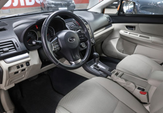 Подержанный автомобиль Subaru XV 2012 года (16 фото)