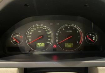 Подержанный автомобиль Volvo XC90 2004 года (15 фото)