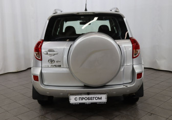 Подержанный автомобиль Toyota RAV4 2007 года (5 фото)