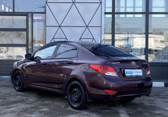 Подержанный автомобиль Hyundai Solaris Sedan 2013 года (7 фото)
