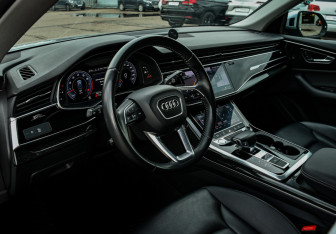 Подержанный автомобиль Audi Q8 2019 года (12 фото)