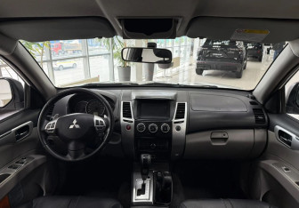 Подержанный автомобиль Mitsubishi Pajero Sport 2013 года (10 фото)