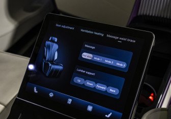 Подержанный автомобиль Voyah Dream 2023 года (18 фото)