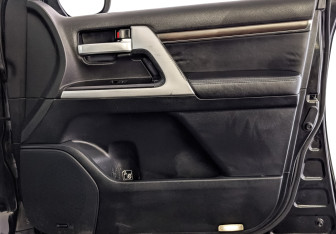 Подержанный автомобиль Toyota Land Cruiser Suv 2017 года (25 фото)