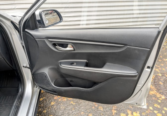 Подержанный автомобиль Kia Rio Hatchback 2021 года (23 фото)