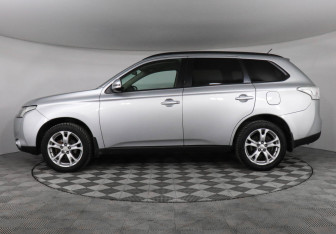 Подержанный автомобиль Mitsubishi Outlander 2013 года (8 фото)