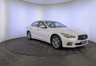 Подержанный автомобиль Infiniti Q50 2014 года (3 фото)
