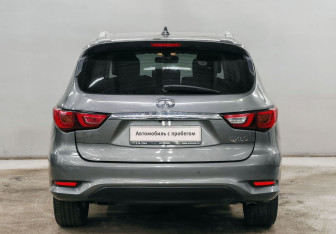Подержанный автомобиль Infiniti QX60 2017 года (6 фото)