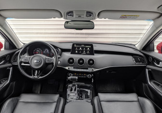 Подержанный автомобиль Kia Stinger 2019 года (14 фото)