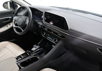 Подержанный автомобиль Hyundai Sonata 2019 года (10 фото)