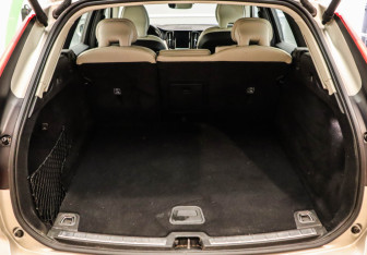 Подержанный автомобиль Volvo XC60 2019 года (24 фото)