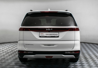 Подержанный автомобиль Kia Carnival 2022 года (6 фото)