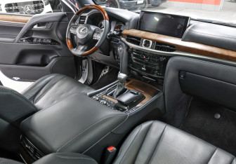 Подержанный автомобиль Lexus LX 2018 года (10 фото)