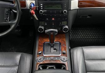 Подержанный автомобиль Volkswagen Touareg 2004 года (13 фото)