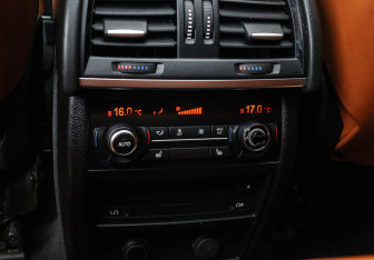 Подержанный автомобиль BMW X5 M 2015 года (11 фото)