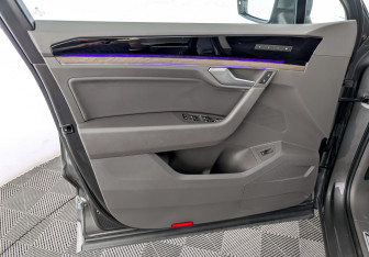 Подержанный автомобиль Volkswagen Touareg 2021 года (19 фото)