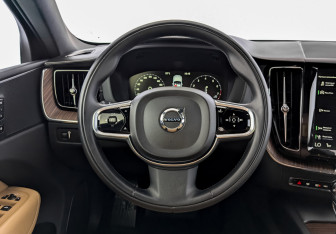 Подержанный автомобиль Volvo XC60 2019 года (22 фото)