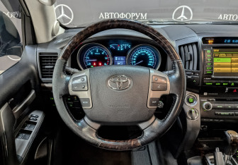 Подержанный автомобиль Toyota Land Cruiser Suv 2010 года (21 фото)