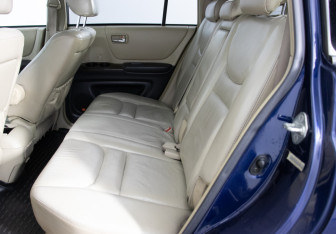 Подержанный автомобиль Toyota Highlander 2002 года (11 фото)