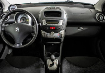 Подержанный автомобиль Peugeot 107 2011 года (11 фото)