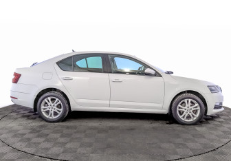 Подержанный автомобиль Skoda Octavia Liftback 2019 года (4 фото)