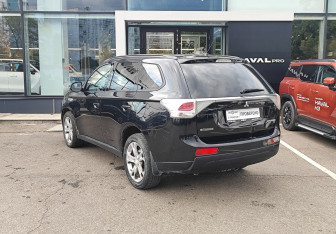 Подержанный автомобиль Mitsubishi Outlander 2012 года (7 фото)