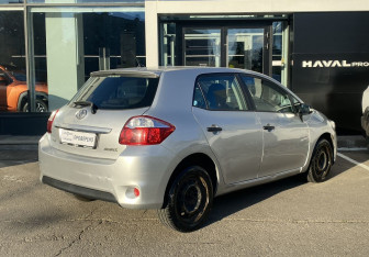 Подержанный автомобиль Toyota Auris Hatchback 2010 года (5 фото)
