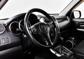 Подержанный автомобиль Suzuki Grand Vitara 2010 года (10 фото)