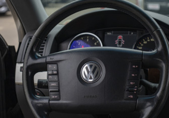 Подержанный автомобиль Volkswagen Touareg 2008 года (15 фото)