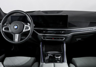 Подержанный автомобиль BMW X5 2025 года (12 фото)