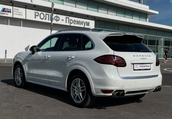Подержанный автомобиль Porsche Cayenne 2012 года (7 фото)