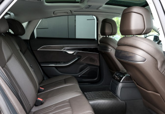 Подержанный автомобиль Audi A8 2023 года (12 фото)