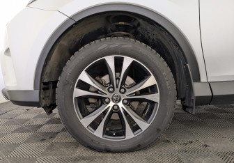 Подержанный автомобиль Toyota RAV4 2018 года (12 фото)
